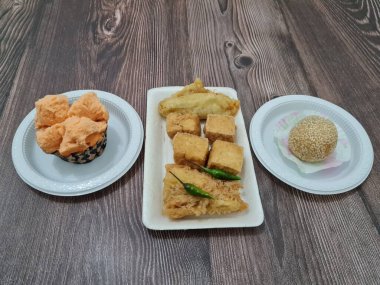 Kızarmış tofu, kızarmış muz, onde-onde ve ekmek süngeri içeren pazar atıştırmalıkları.