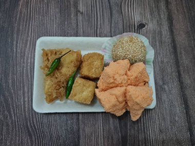 Kızarmış tofu, kızarmış muz, onde-onde ve ekmek süngeri içeren pazar atıştırmalıkları.