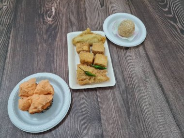 Kızarmış tofu, kızarmış muz, onde-onde ve ekmek süngeri içeren pazar atıştırmalıkları.