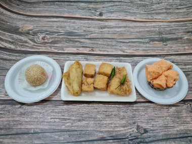 Kızarmış tofu, kızarmış muz, onde-onde ve ekmek süngeri içeren pazar atıştırmalıkları.