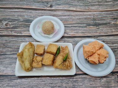 Kızarmış tofu, kızarmış muz, onde-onde ve ekmek süngeri içeren pazar atıştırmalıkları.