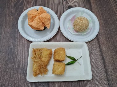 Kızarmış tofu, kızarmış muz, onde-onde ve ekmek süngeri içeren pazar atıştırmalıkları.