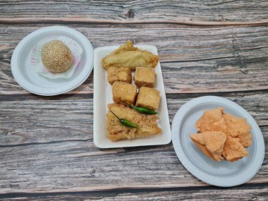 Kızarmış tofu, kızarmış muz, onde-onde ve ekmek süngeri içeren pazar atıştırmalıkları.