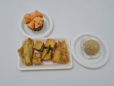 Kızarmış tofu, kızarmış muz, onde-onde ve ekmek süngeri içeren pazar atıştırmalıkları.