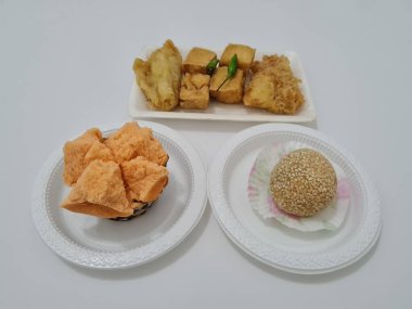 Kızarmış tofu, kızarmış muz, onde-onde ve ekmek süngeri içeren pazar atıştırmalıkları.