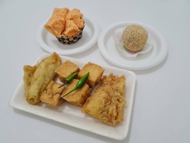 Kızarmış tofu, kızarmış muz, onde-onde ve ekmek süngeri içeren pazar atıştırmalıkları.