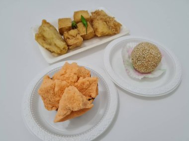 Kızarmış tofu, kızarmış muz, onde-onde ve ekmek süngeri içeren pazar atıştırmalıkları.