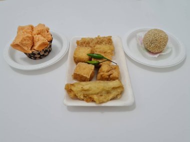 Kızarmış tofu, kızarmış muz, onde-onde ve ekmek süngeri içeren pazar atıştırmalıkları.