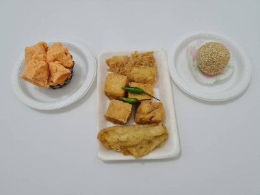 Kızarmış tofu, kızarmış muz, onde-onde ve ekmek süngeri içeren pazar atıştırmalıkları.