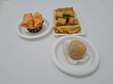 Kızarmış tofu, kızarmış muz, onde-onde ve ekmek süngeri içeren pazar atıştırmalıkları.