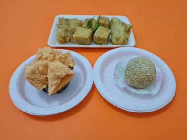 Kızarmış tofu, kızarmış muz, onde-onde ve ekmek süngeri içeren pazar atıştırmalıkları.