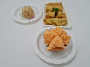 Kızarmış tofu, kızarmış muz, onde-onde ve ekmek süngeri içeren pazar atıştırmalıkları.