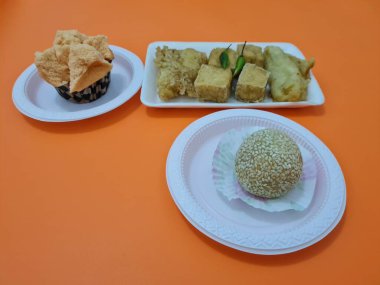 Kızarmış tofu, kızarmış muz, onde-onde ve ekmek süngeri içeren pazar atıştırmalıkları.