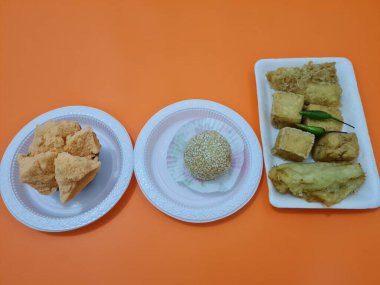 Kızarmış tofu, kızarmış muz, onde-onde ve ekmek süngeri içeren pazar atıştırmalıkları.