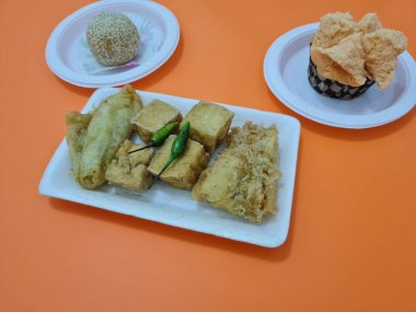 Kızarmış tofu, kızarmış muz, onde-onde ve ekmek süngeri içeren pazar atıştırmalıkları.