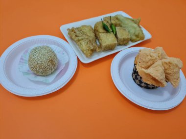 Kızarmış tofu, kızarmış muz, onde-onde ve ekmek süngeri içeren pazar atıştırmalıkları.