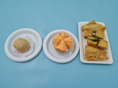 Kızarmış tofu, kızarmış muz, onde-onde ve ekmek süngeri içeren pazar atıştırmalıkları.