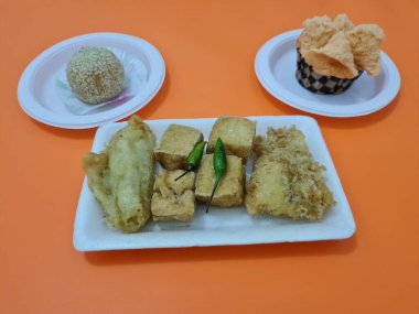 Kızarmış tofu, kızarmış muz, onde-onde ve ekmek süngeri içeren pazar atıştırmalıkları.