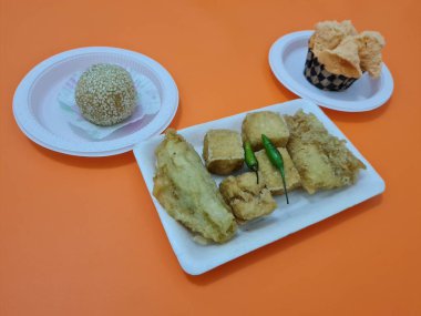 Kızarmış tofu, kızarmış muz, onde-onde ve ekmek süngeri içeren pazar atıştırmalıkları.