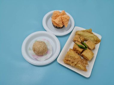 Kızarmış tofu, kızarmış muz, onde-onde ve ekmek süngeri içeren pazar atıştırmalıkları.