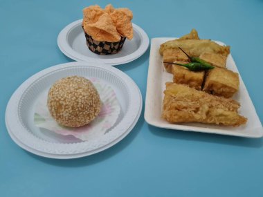 Kızarmış tofu, kızarmış muz, onde-onde ve ekmek süngeri içeren pazar atıştırmalıkları.