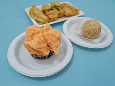 Kızarmış tofu, kızarmış muz, onde-onde ve ekmek süngeri içeren pazar atıştırmalıkları.