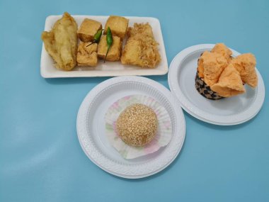 Kızarmış tofu, kızarmış muz, onde-onde ve ekmek süngeri içeren pazar atıştırmalıkları.