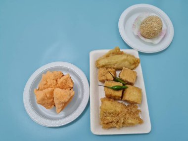 Kızarmış tofu, kızarmış muz, onde-onde ve ekmek süngeri içeren pazar atıştırmalıkları.