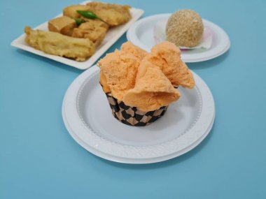 Kızarmış tofu, kızarmış muz, onde-onde ve ekmek süngeri içeren pazar atıştırmalıkları.