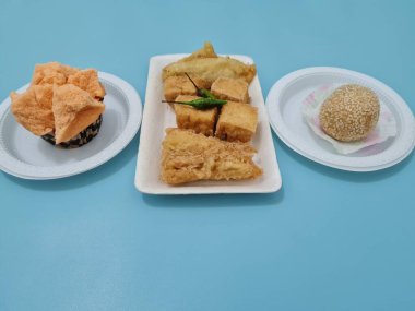 Kızarmış tofu, kızarmış muz, onde-onde ve ekmek süngeri içeren pazar atıştırmalıkları.