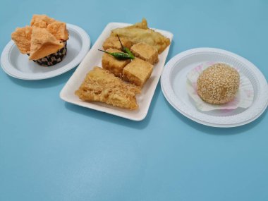 Kızarmış tofu, kızarmış muz, onde-onde ve ekmek süngeri içeren pazar atıştırmalıkları.