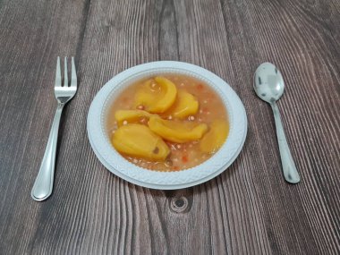 Olgun meyveler ve küçük tatlı toplarla dolu tatlı komposto.