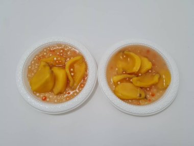 Olgun meyveler ve küçük tatlı toplarla dolu tatlı komposto.