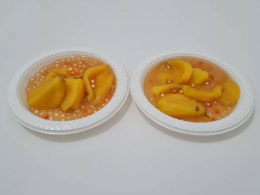 Olgun meyveler ve küçük tatlı toplarla dolu tatlı komposto.