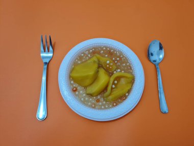 Olgun meyveler ve küçük tatlı toplarla dolu tatlı komposto.