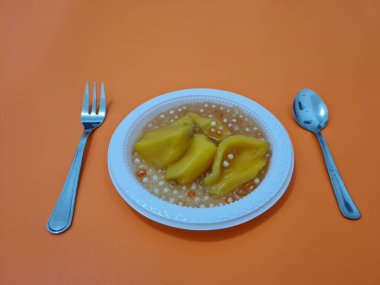 Olgun meyveler ve küçük tatlı toplarla dolu tatlı komposto.