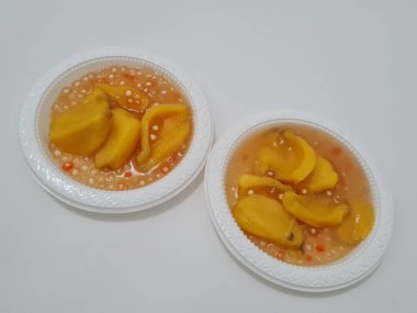 Olgun meyveler ve küçük tatlı toplarla dolu tatlı komposto.