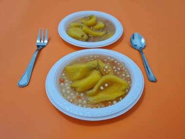 Olgun meyveler ve küçük tatlı toplarla dolu tatlı komposto.