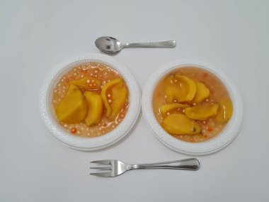 Olgun meyveler ve küçük tatlı toplarla dolu tatlı komposto.