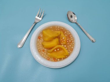 Olgun meyveler ve küçük tatlı toplarla dolu tatlı komposto.