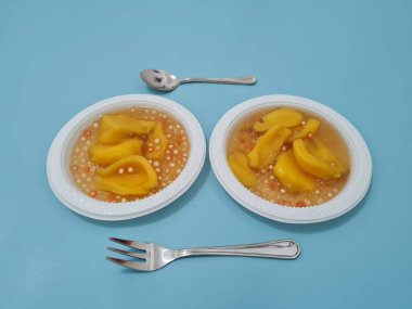 Olgun meyveler ve küçük tatlı toplarla dolu tatlı komposto.