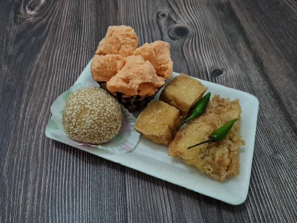 Kızarmış tofu, kızarmış muz, onde-onde ve ekmek süngeri içeren pazar atıştırmalıkları.