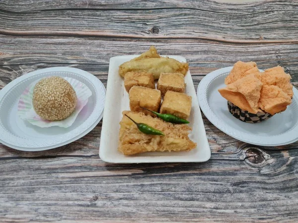 Kızarmış tofu, kızarmış muz, onde-onde ve ekmek süngeri içeren pazar atıştırmalıkları.