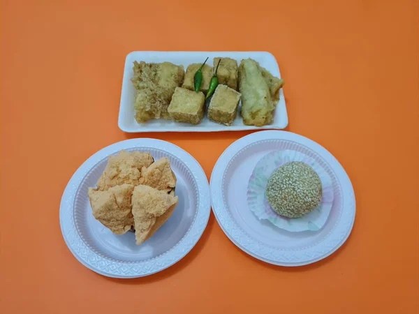 Stock image Market snacks consisting of fried tofu, fried bananas, onde-onde and bread sponge cake