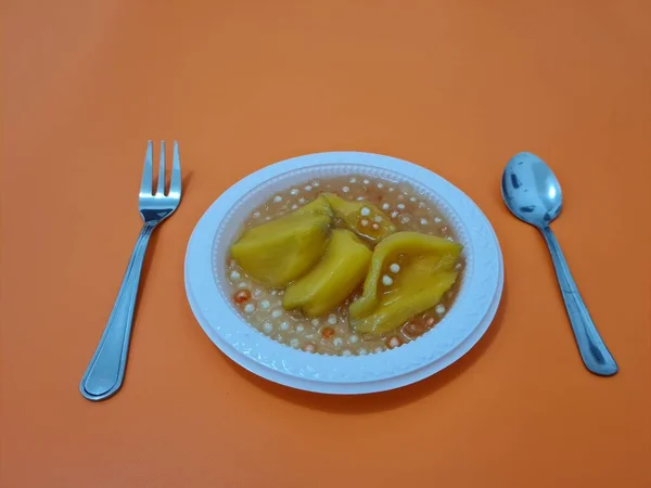 Süßes Kompott Gefüllt Mit Reifen Jackfrüchten Und Kleinen Süßen Bällchen — Stockfoto