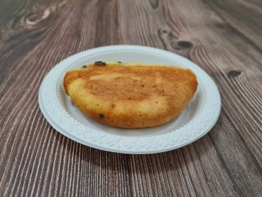 Un ve diğer malzemelerden yapılmış çikolata aromalı kusmuk keki.