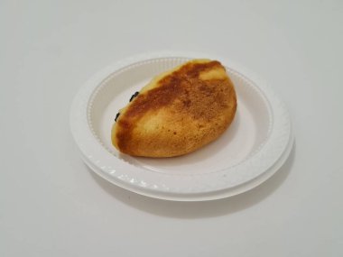 Un ve diğer malzemelerden yapılmış çikolata aromalı kusmuk keki.