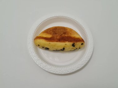 Un ve diğer malzemelerden yapılmış çikolata aromalı kusmuk keki.