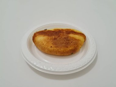 Un ve diğer malzemelerden yapılmış çikolata aromalı kusmuk keki.