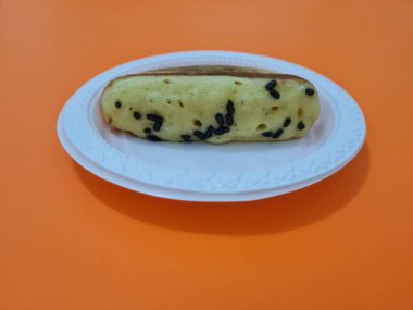 Un ve diğer malzemelerden yapılmış çikolata aromalı kusmuk keki.